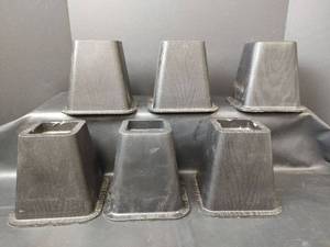 lot 806 image: Bed Risers, Qty 6