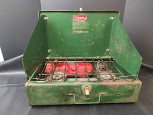 lot 820 image: Coleman 425E Camping Stove