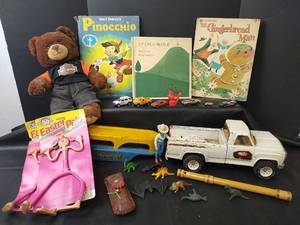 lot 821 image: Collectibles Assorted Lot