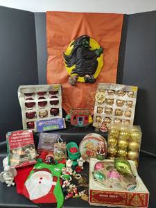 lot 824 image: Vintage Holiday Ornaments and More