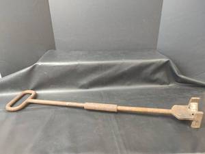 lot 826 image: Long-Handle Metal Branding Iron with D-Ring Handle