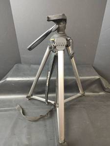 lot 828 image: Vanguard VT-421 Tripod with Fluid Head