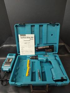 lot 862 image: Makita Cordless Driver Drill Model 6011D 12V with Battery, Bits and Charger