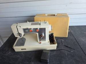 lot 52 image: Montgomery Ward UHT J1276 Sewing Machine