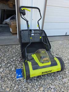 lot 53 image: Sun Joe 24V ION Cordless Reel Push Lawn Mower with 4.0 Ah Battery - Like New - Works