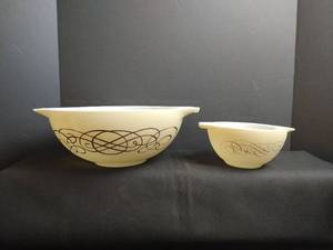 lot 200 image: Vintage Pyrex Bowls with Scrollwork