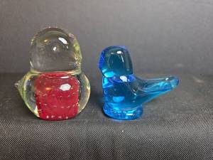 lot 227 image: 2 Glass Bird Figurine Paperweights. Fenton and Norcrest.