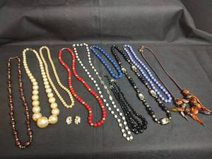 lot 285 image: Beaded Necklaces and Earrings