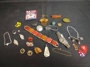 lot 289 image: Vintage Assorted Jewelry