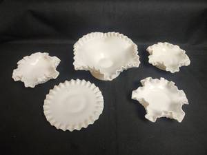lot 291 image: Vintage Hobnail Milk Glass and One Piece Fenton