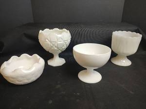 lot 304 image: Vintage White Milk Glass Compote Bowls