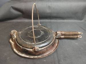 lot 306 image: Vintage Waffle Iron