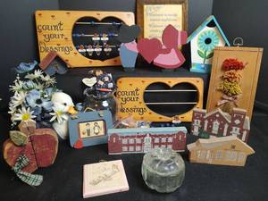 lot 324 image: Assorted Decorative Accents