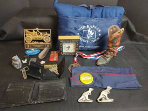 lot 335 image: Assorted Collectibles Lot