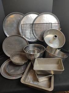 lot 374 image: Assorted Aluminum Baking and Cooking Lot