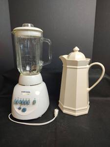 lot 378 image: Black & Decker Crush Master Blender Model 450W and Thermal Carafe