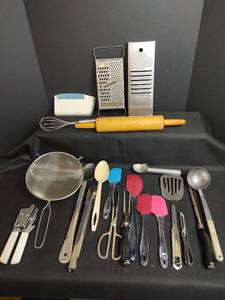 lot 381 image: Kitchen Utensil Lot