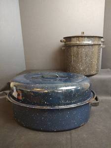 lot 387 image: Vintage Black Speckled Enamelware Steamer with Strainer and Lid and Roaster