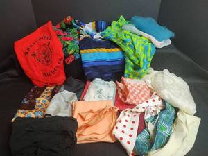 lot 415 image: Assorted Scarves