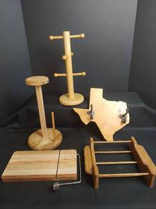 lot 418 image: Assorted Wooden Kitchen Assecories