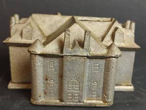 lot 431 image: Vintage Metal Westwood Bronze Memorials Piggy Castle Bank, Made by Service Foundry, Wichita, Kansas