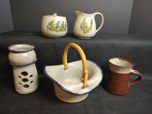 lot 452 image: Assorted StonewareCeramic Pieces
