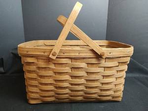lot 502 image: Vintage Longaberger Picnic Basket, Stamped and Signed 1985