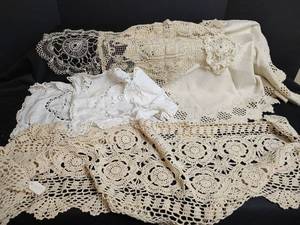 lot 522 image: Assorted Doilies