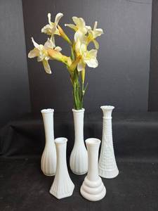 lot 556 image: 5 Milk Glass Bud Vases