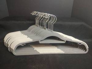 lot 571 image: 22 Non-Slip Hangers