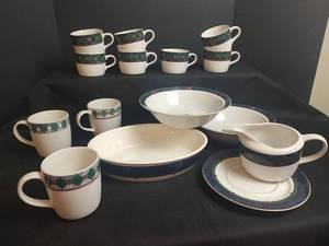 lot 577 image: Pfaltzgraff Amalfi Dinnerware, 16 Pieces