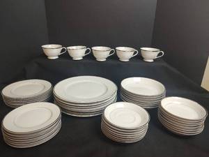 lot 578 image: Harmony Home Fine China, Made in Japan, 49 Pieces