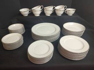 lot 579 image: Harmony House Fine China, Made in Japan, 8 pce place settings