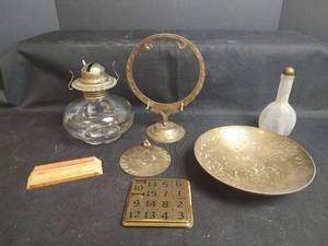lot 586 image: Assorted Brass and Glass Pieces