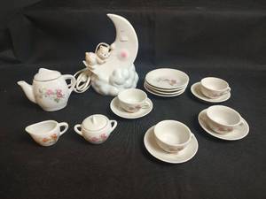 lot 602 image: Childrens Porcelain Tea Set with Moon Bear Lamp