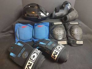 lot 614 image: Assorted Protective Sport Guards, Gloves Size Large