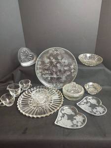 lot 621 image: Vintage Assorted Glassware