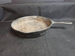 lot 634 image: Cast Iron Skillet 10.5 inch (Needs Deep Cleaned and Re-Seasoned)