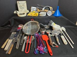 lot 637 image: Kitchen Gadgets and Utensils a Vintage Wolfermans English Muffin Breaker