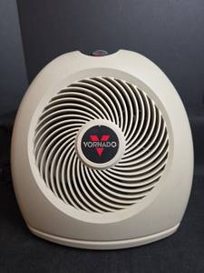 lot 642 image: Vornado Personal Space Heater with Thermostat Control - Powers on