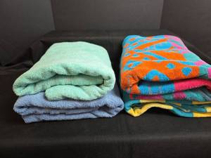 lot 657 image: Beach Towels and Bath Blankets