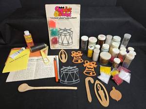 lot 658 image: Makit & Bakit Stained Glass Suncatchers Craft Kit with Accessories and Litho-Sketch Printmaking