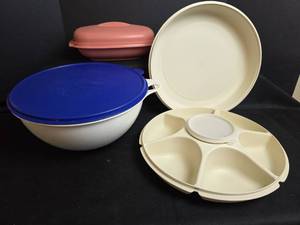 lot 663 image: Tupperware 32 Cup Bowl with Lid, Steamer, and Vegetable Keeper
