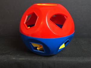 lot 670 image: Tupperware Shape Sorter Toy