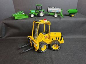 lot 671 image: Tonka Forklift Diecast Yellow Construction Vehicle with Farm Toy Set