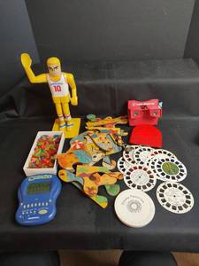 lot 676 image: Vintage Toys, View Master with Reels and Puzzle