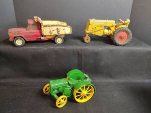 lot 692 image: Vintage Diecast Farm Toys