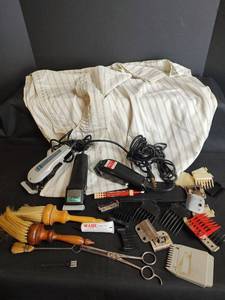 lot 696 image: Wahl and Craftsman Professional Clippers and Accessories