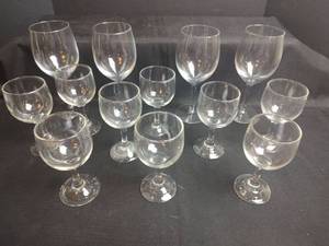 lot 702 image: Glass Stemware Set, 13 pieces