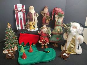 lot 738 image: Christmas Holiday Decorations